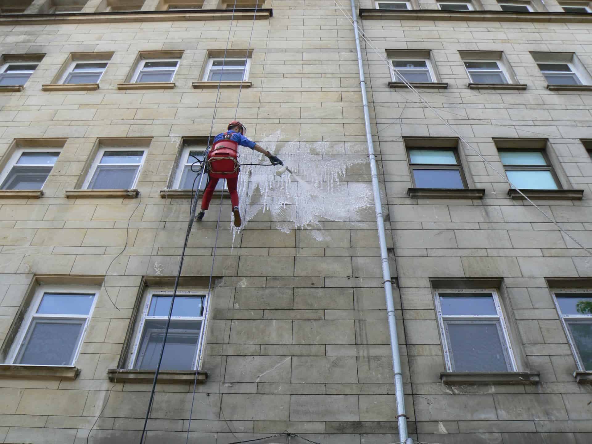 Fassadenreinigung und –Imprägnierung im Industriekletter-Verfahren