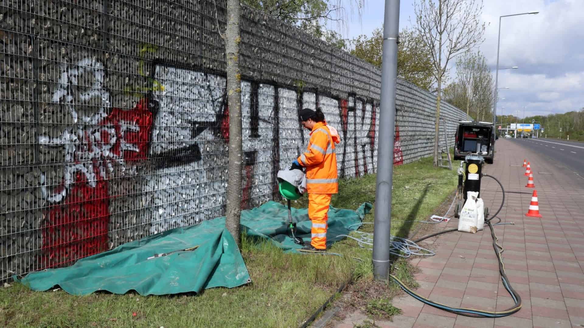 Graffitientfernung Sandstrahlen Gabionenwand Köln