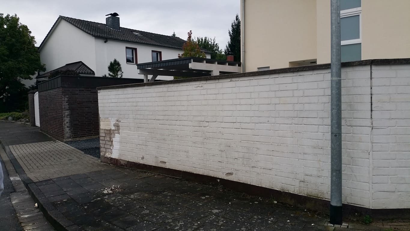 Klinkermauer Abbeizen und permanenter Graffitischutz mit 2K Antigraffitibeschichtung in Siegburg